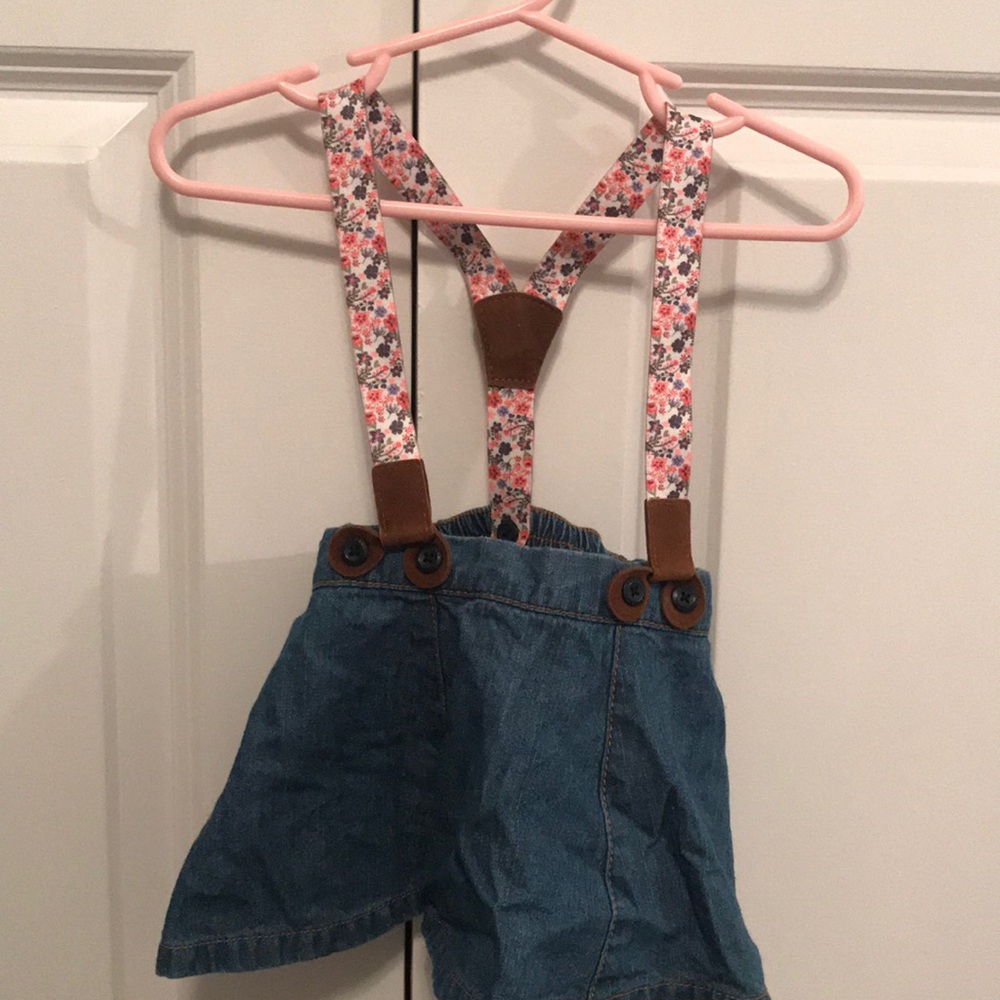 Jean jumper with floral suspenders